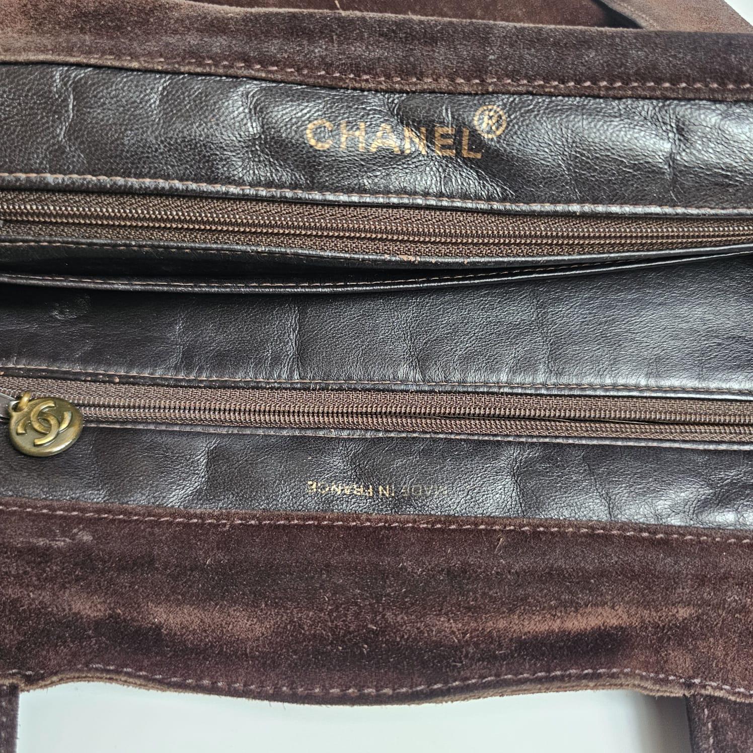 Bolso Tote Vintage Chanel de los años 90 de ante marrón oscuro con logotipo en relieve y asa en venta 11