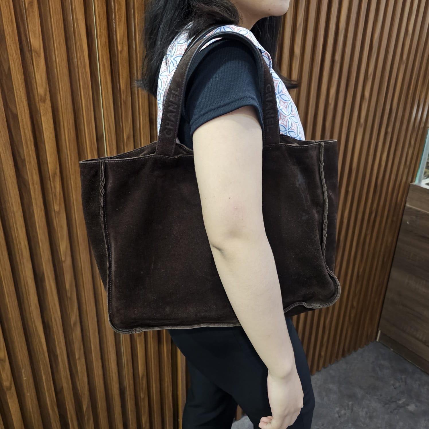 Bolso Tote Vintage Chanel de los años 90 de ante marrón oscuro con logotipo en relieve y asa Negro en venta