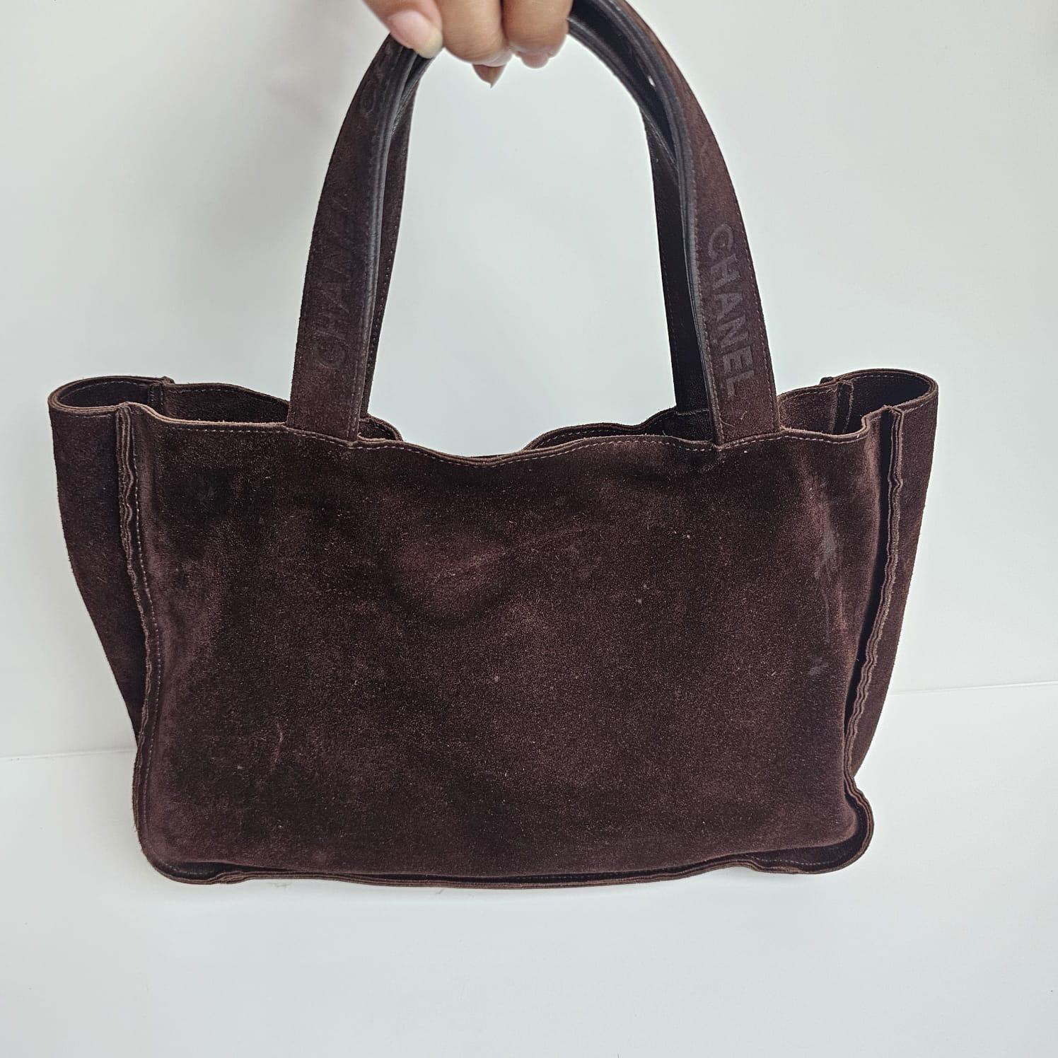 Bolso Tote Vintage Chanel de los años 90 de ante marrón oscuro con logotipo en relieve y asa en Bueno estado para la venta en Jakarta, Daerah Khusus Ibukota Jakarta