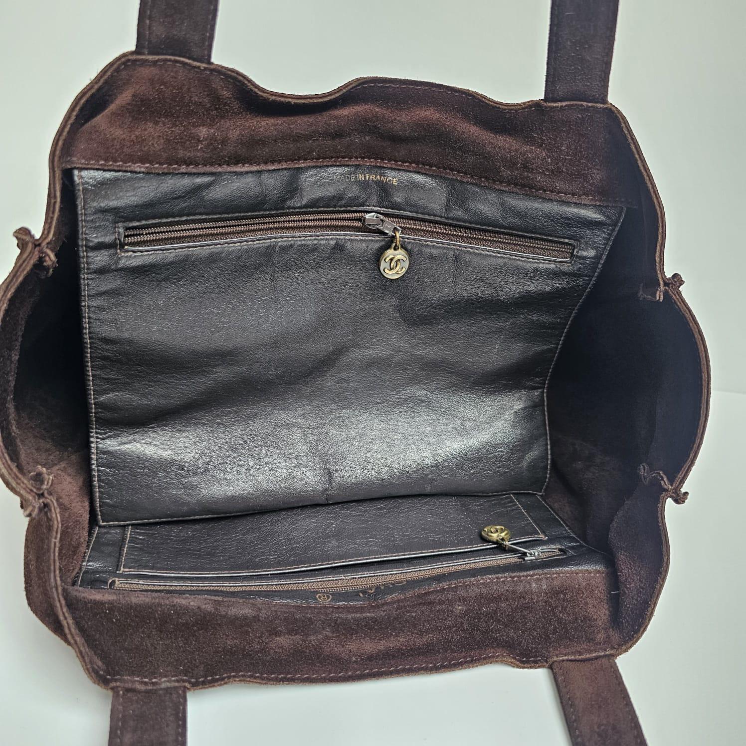 Femenino o masculino Bolso Tote Vintage Chanel de los años 90 de ante marrón oscuro con logotipo en relieve y asa en venta