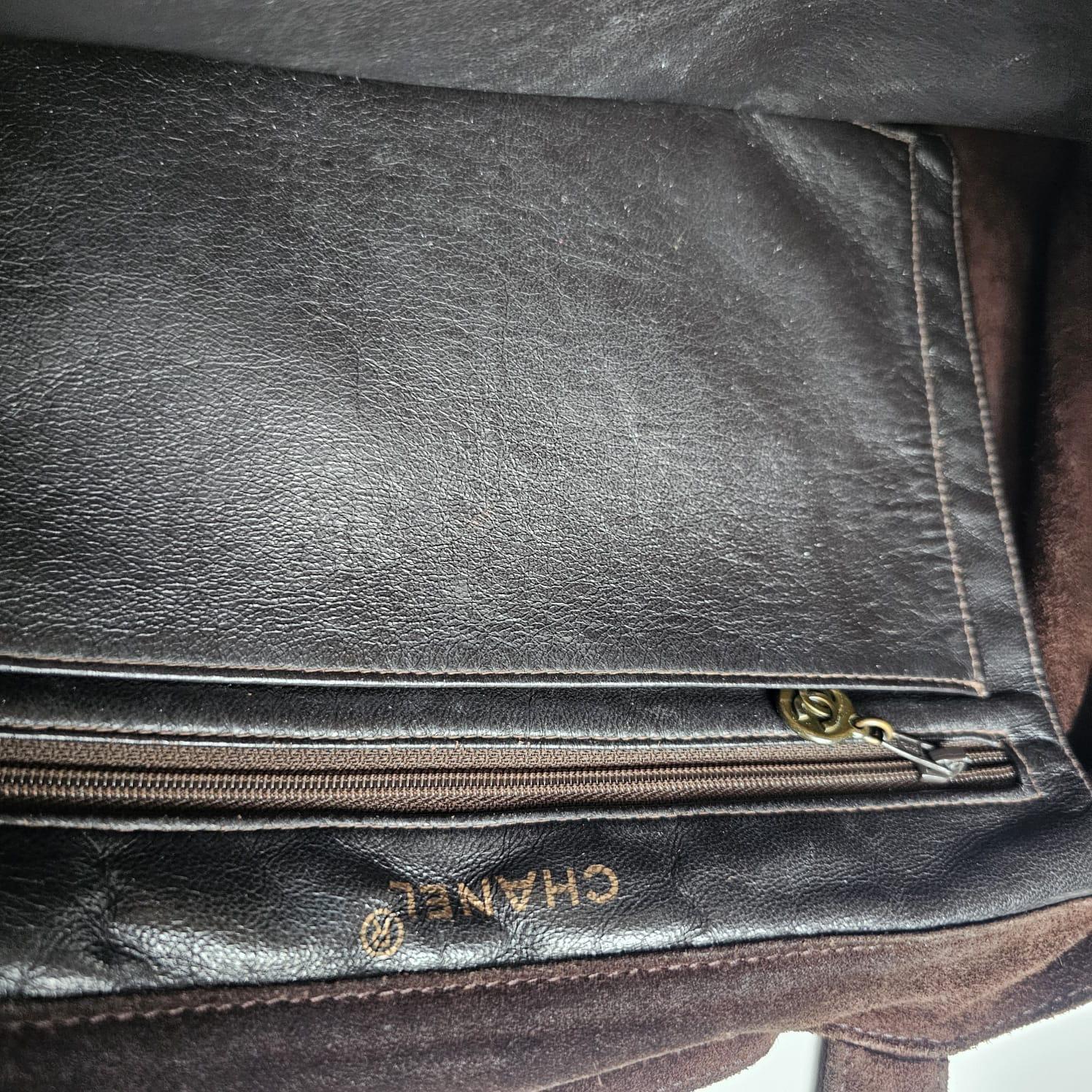 Bolso Tote Vintage Chanel de los años 90 de ante marrón oscuro con logotipo en relieve y asa en venta 1