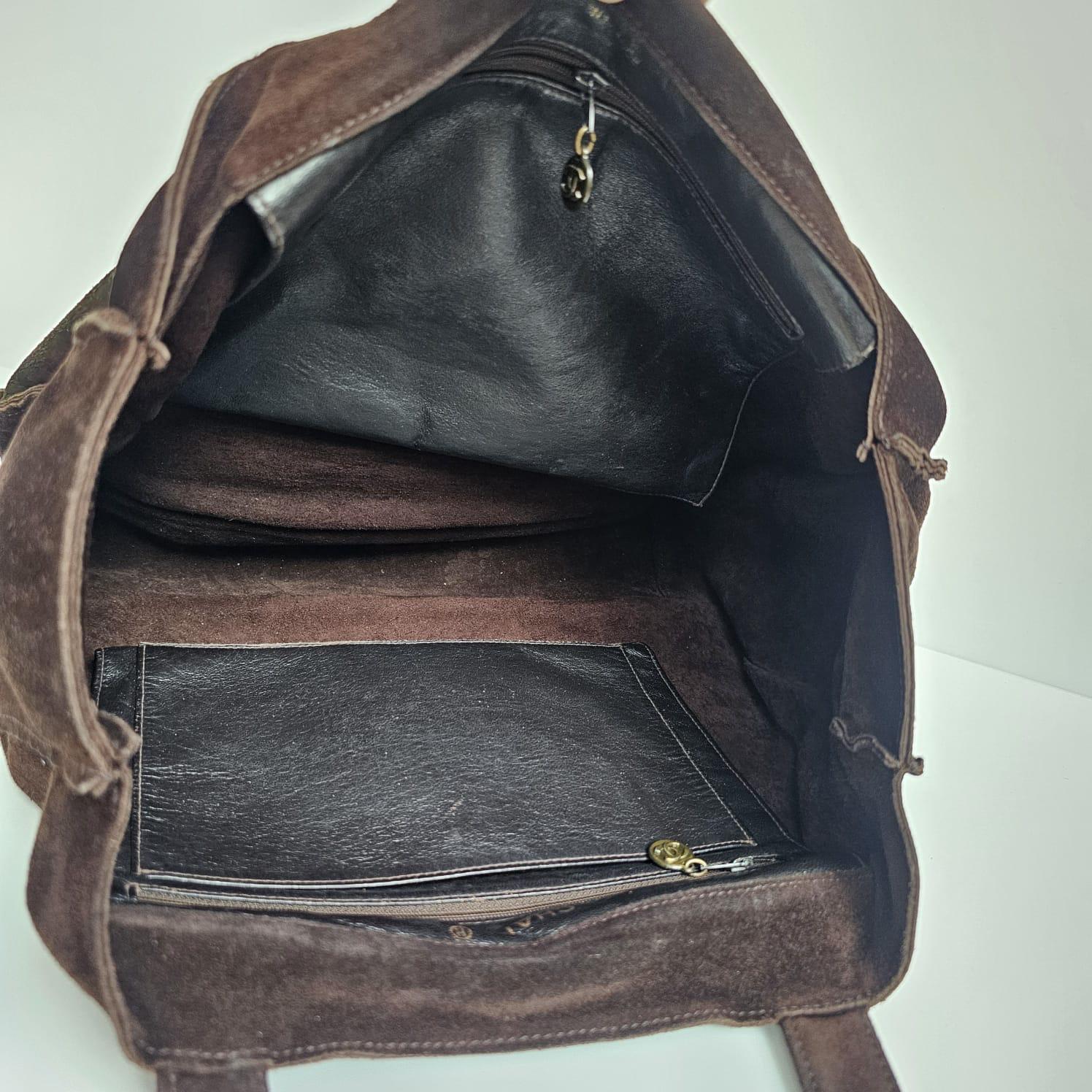 Bolso Tote Vintage Chanel de los años 90 de ante marrón oscuro con logotipo en relieve y asa en venta 3