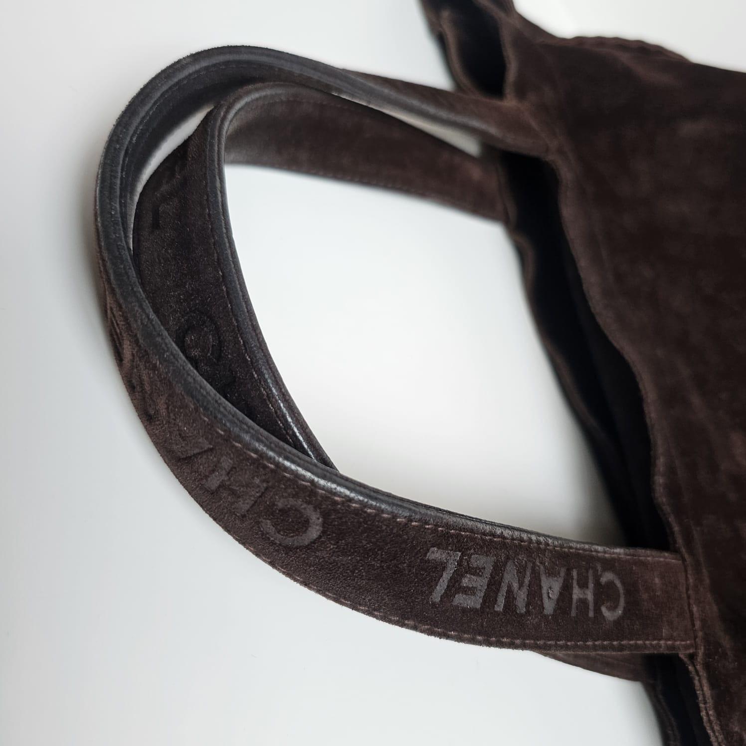 Bolso Tote Vintage Chanel de los años 90 de ante marrón oscuro con logotipo en relieve y asa en venta 4