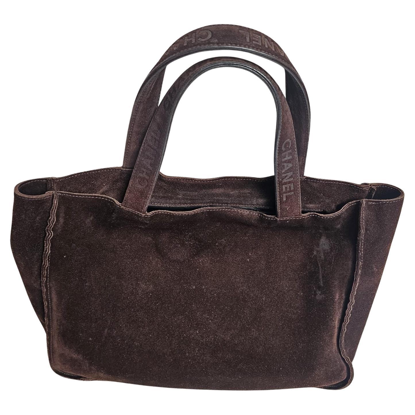 Bolso Tote Vintage Chanel de los años 90 de ante marrón oscuro con logotipo en relieve y asa en venta