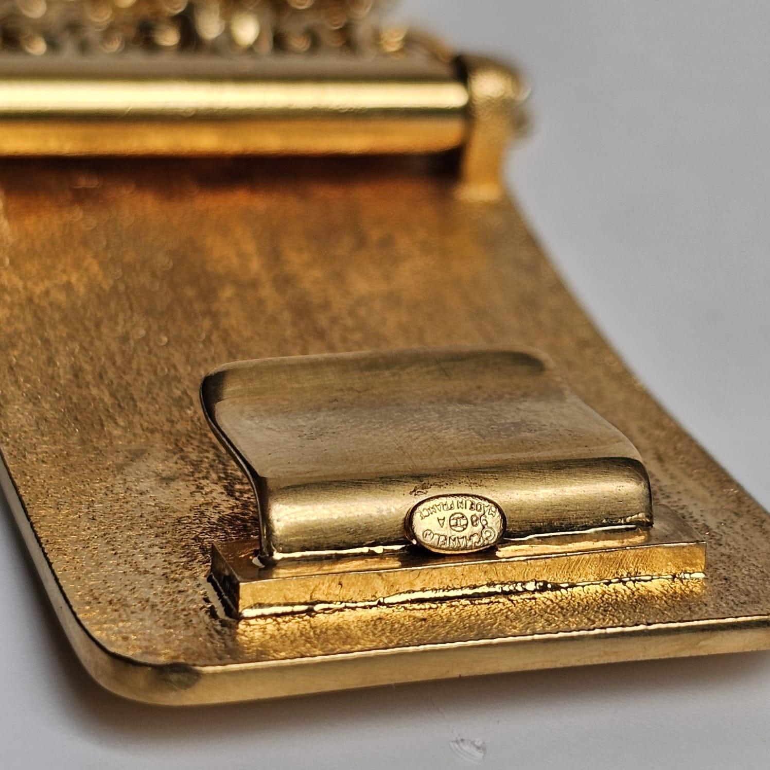 Rare vintage logo buckle small chain layered belt. Light tarnishing on the hardware. Iconic piece. Comes with its box. Size 75. 