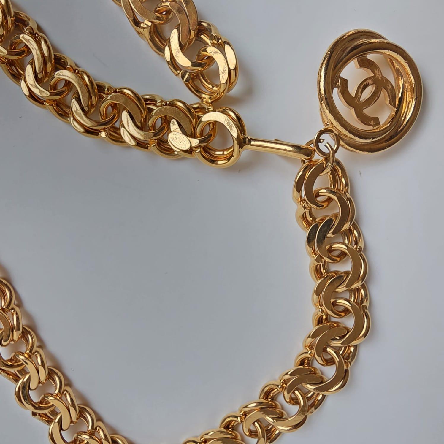 Rara cintura vintage a strati con catena Chanel in oro. Catena dal design unico e robusto. Ancora in ottime condizioni. Lievi scalfitture in tutto il libro. Viene fornito così com'è. La lunghezza è di 95 cm. 