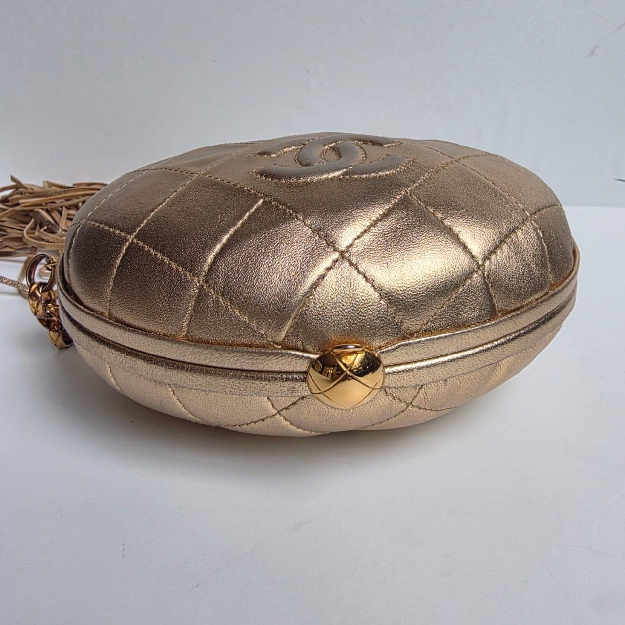 Vintage 1990er Chanel Gold Lammfell gesteppt Runde Quaste Clutch im Angebot 5