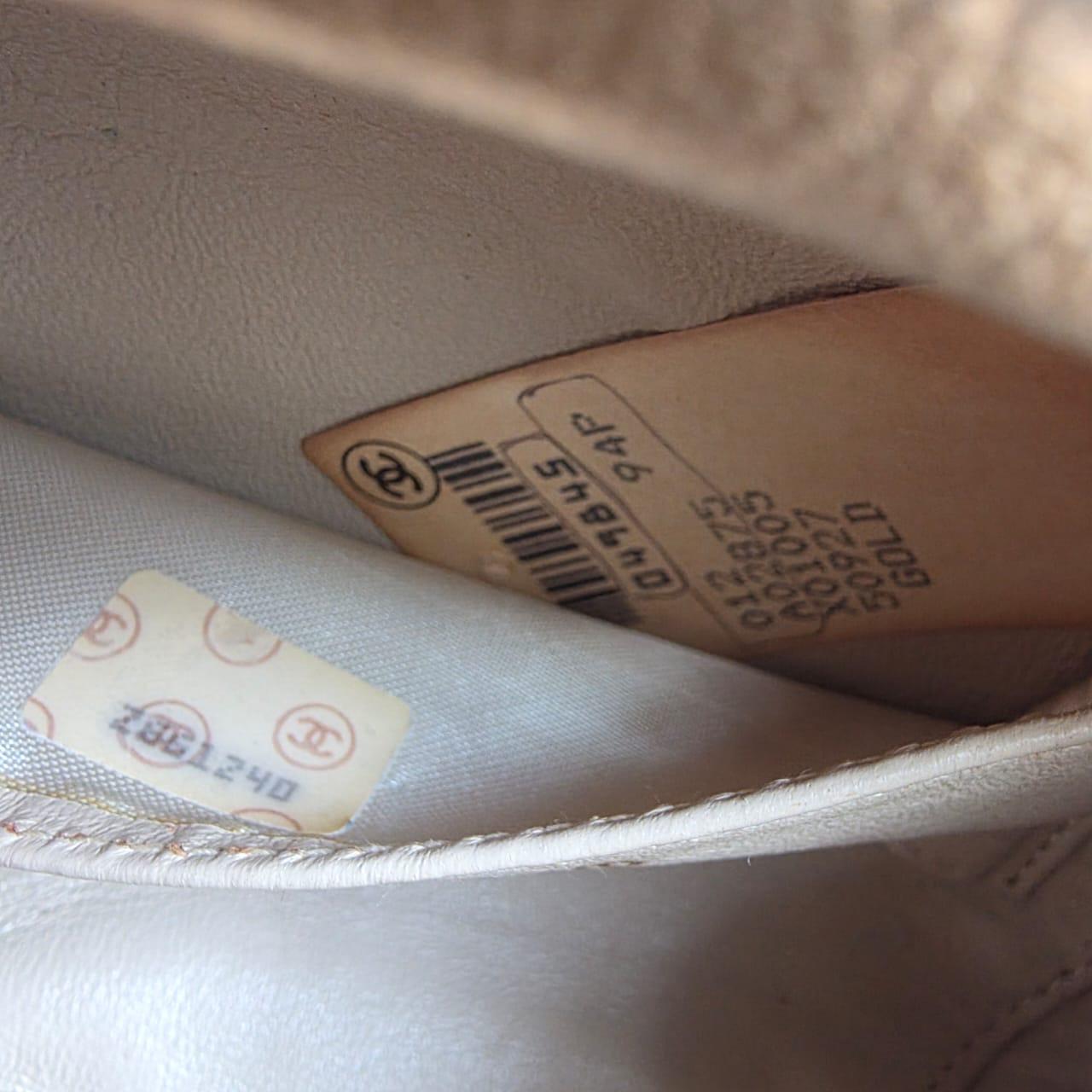 Vintage 1990er Chanel Gold Lammfell gesteppt Runde Quaste Clutch im Angebot 6