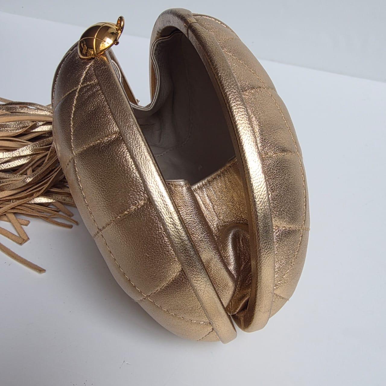 Vintage 1990er Chanel Gold Lammfell gesteppt Runde Quaste Clutch im Angebot 8