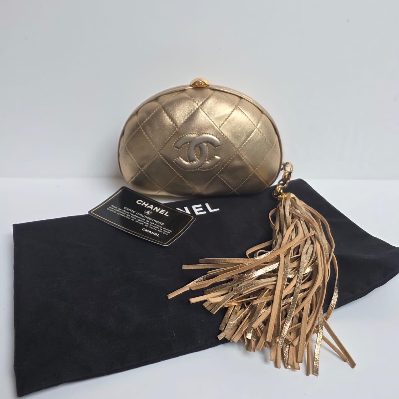 Vintage 1990er Chanel Gold Lammfell gesteppt Runde Quaste Clutch im Angebot 9