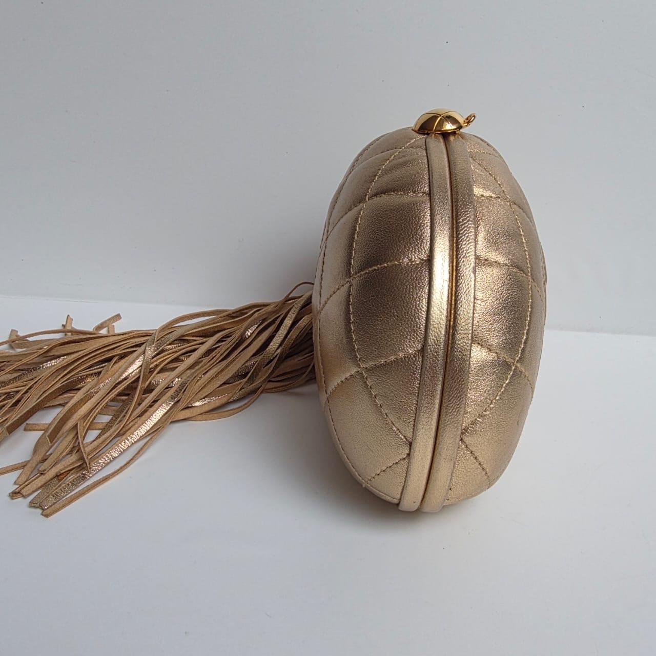 Vintage 1990er Chanel Gold Lammfell gesteppt Runde Quaste Clutch im Angebot 10