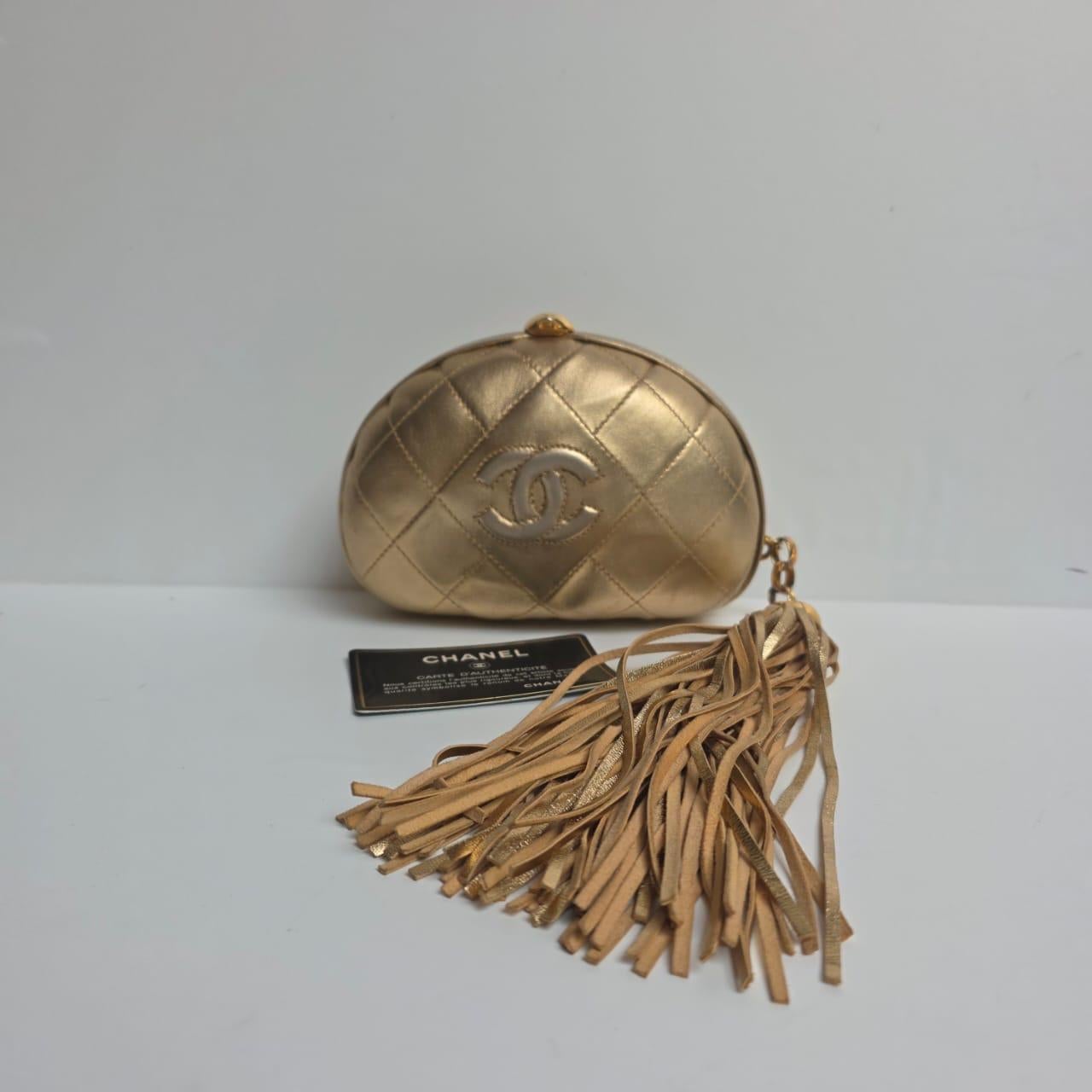 Vintage 1990er Chanel Gold Lammfell gesteppt Runde Quaste Clutch im Angebot 11