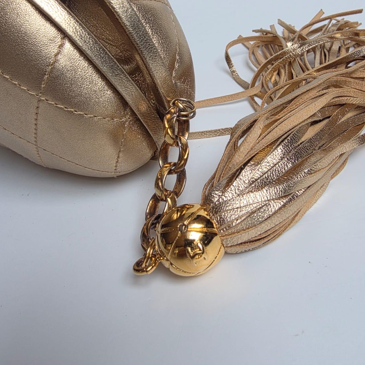 Vintage 1990er Chanel Gold Lammfell gesteppt Runde Quaste Clutch im Angebot 12