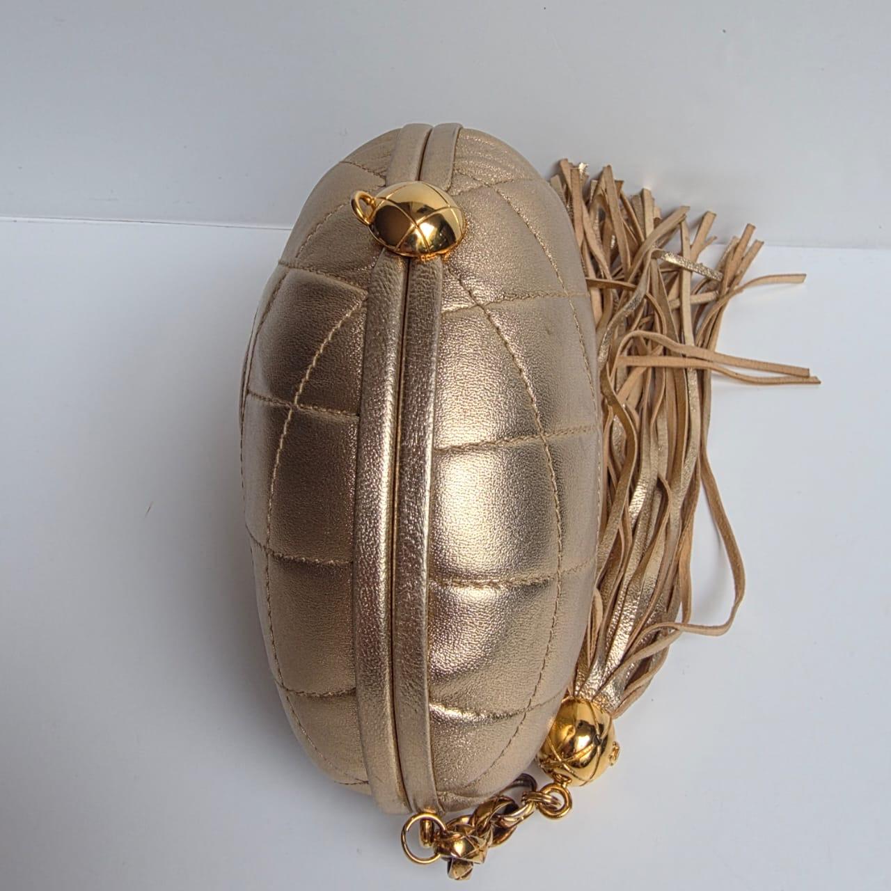 Vintage 1990er Chanel Gold Lammfell gesteppt Runde Quaste Clutch im Angebot 13