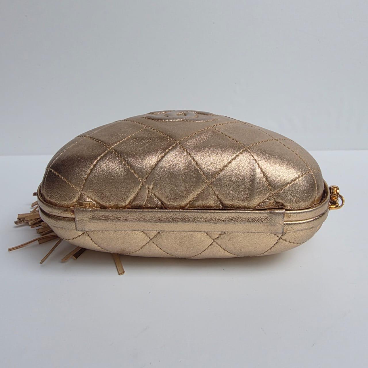Vintage 1990er Chanel Gold Lammfell gesteppt Runde Quaste Clutch im Angebot 14