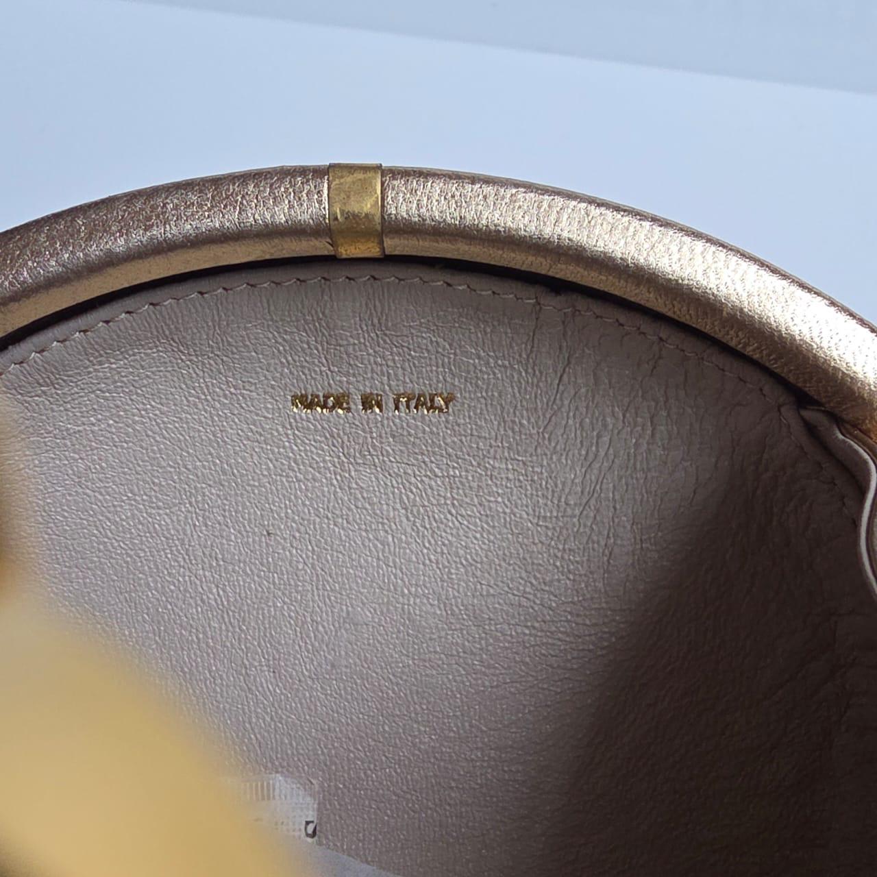 Klassische goldene Chanel Abendtasche mit Quaste. Schöner Vintage-Zustand, kleine Kratzer und Abreibungen. Der Ring, der die Quaste hält, muss festgezogen werden. Sehr klassisches Statement-Stück. Serie #2. Kommt mit seinem Holo, Tag, Karte und