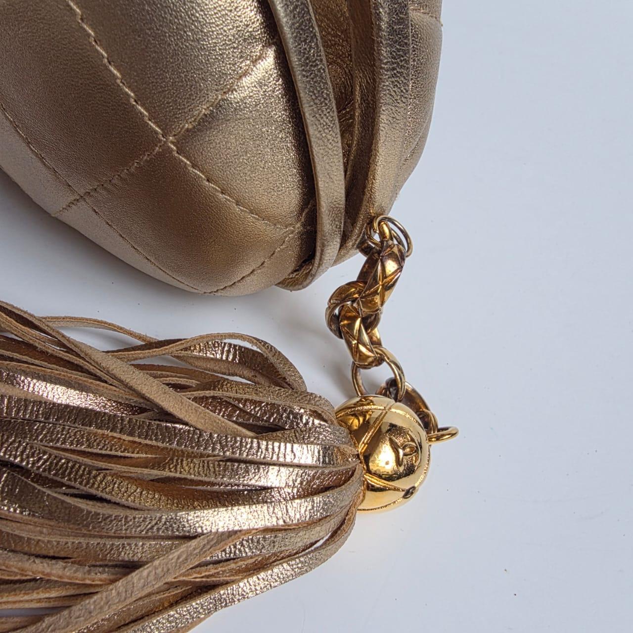 Vintage 1990er Chanel Gold Lammfell gesteppt Runde Quaste Clutch im Angebot 15