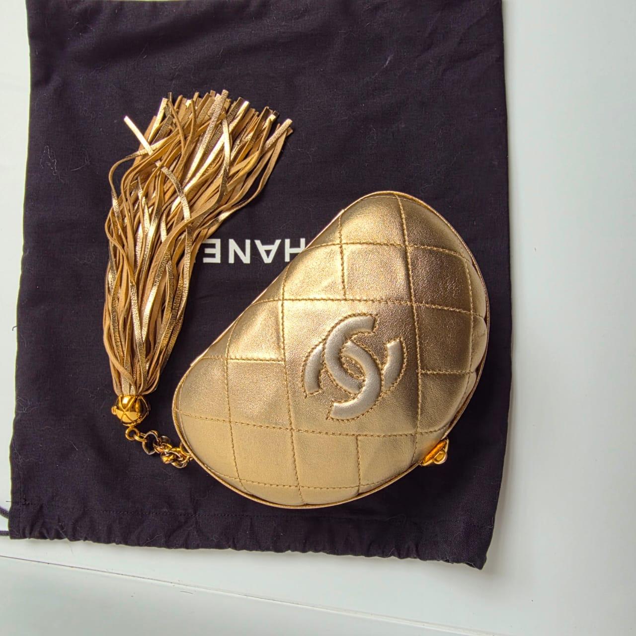 Vintage 1990er Chanel Gold Lammfell gesteppt Runde Quaste Clutch (Braun) im Angebot