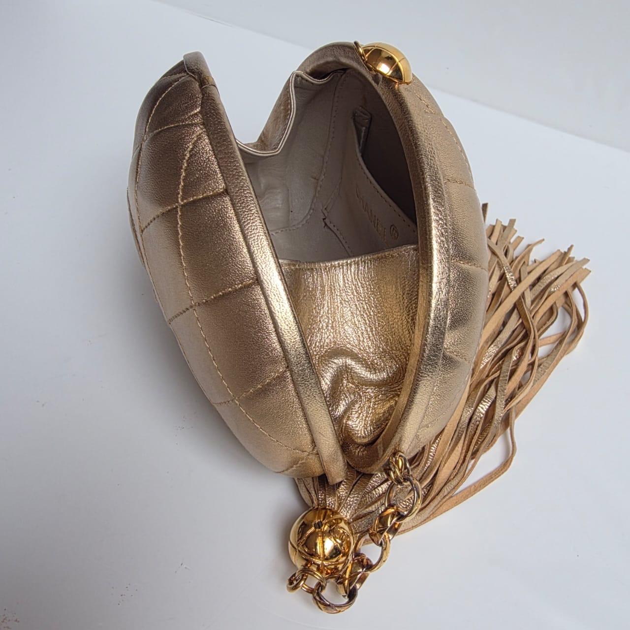 Vintage 1990er Chanel Gold Lammfell gesteppt Runde Quaste Clutch im Zustand „Gut“ im Angebot in Jakarta, Daerah Khusus Ibukota Jakarta