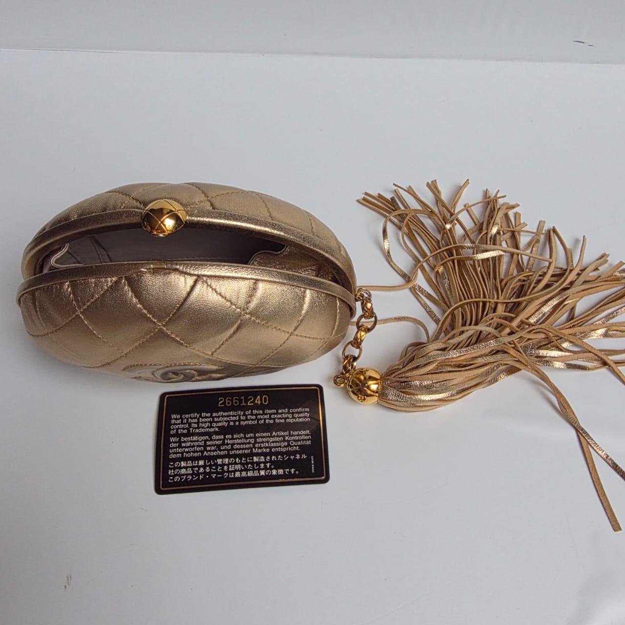 Vintage 1990er Chanel Gold Lammfell gesteppt Runde Quaste Clutch Damen im Angebot