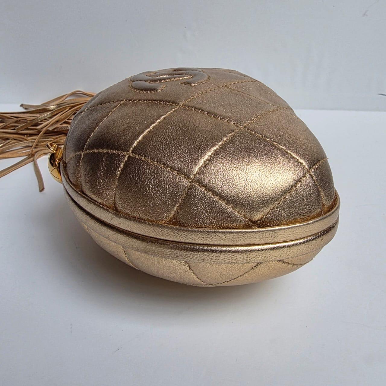 Vintage 1990er Chanel Gold Lammfell gesteppt Runde Quaste Clutch im Angebot 2