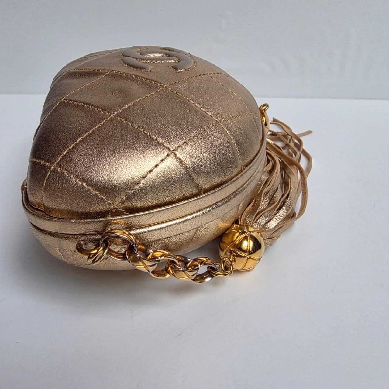 Vintage 1990er Chanel Gold Lammfell gesteppt Runde Quaste Clutch im Angebot 3