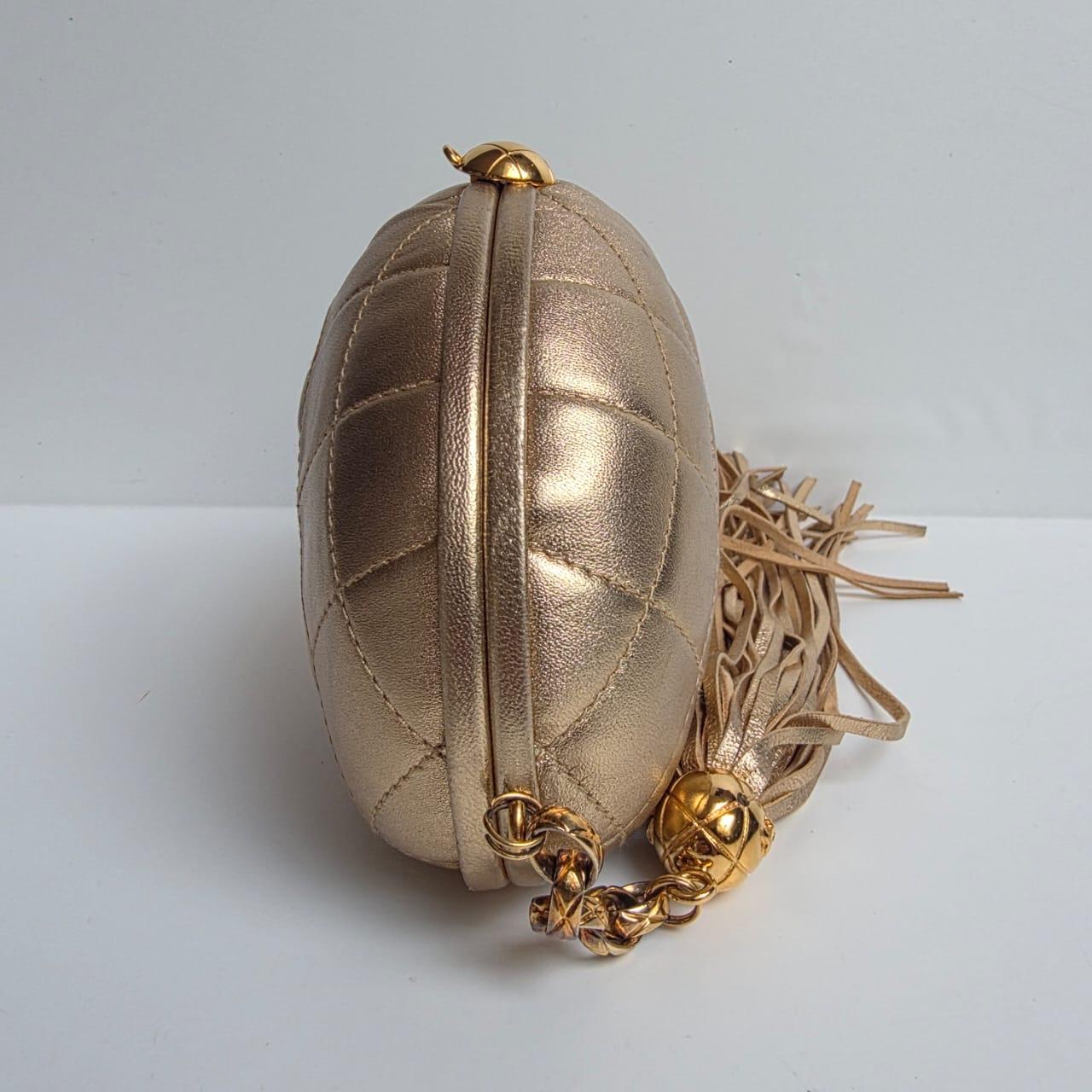 Vintage 1990er Chanel Gold Lammfell gesteppt Runde Quaste Clutch im Angebot 4