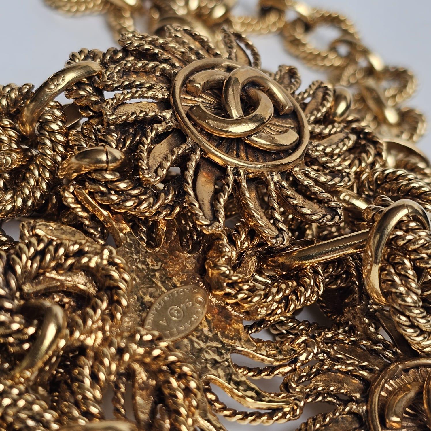 Vintage 1990s Chanel Gold Sun Medallion Layered Chain Waist Belt In Good Condition For Sale In Jakarta, Daerah Khusus Ibukota Jakarta