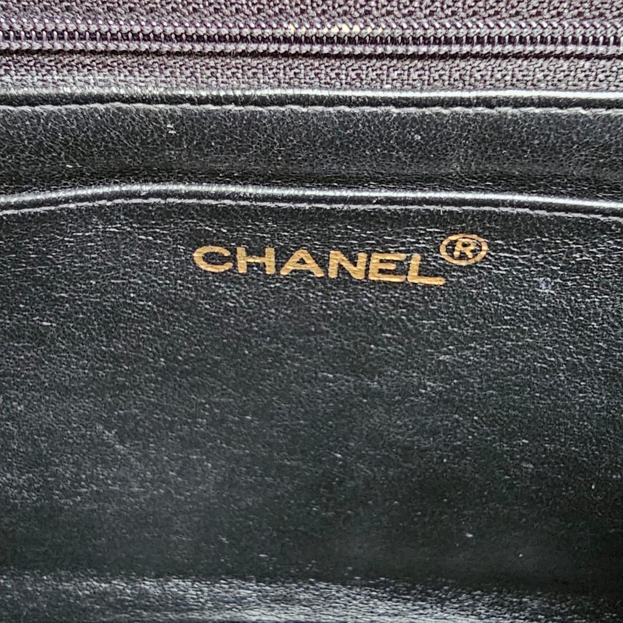 Vintage 1990s Chanel Jumbo Lambskin Quilted Jumbo Flap Bag For Sale 3