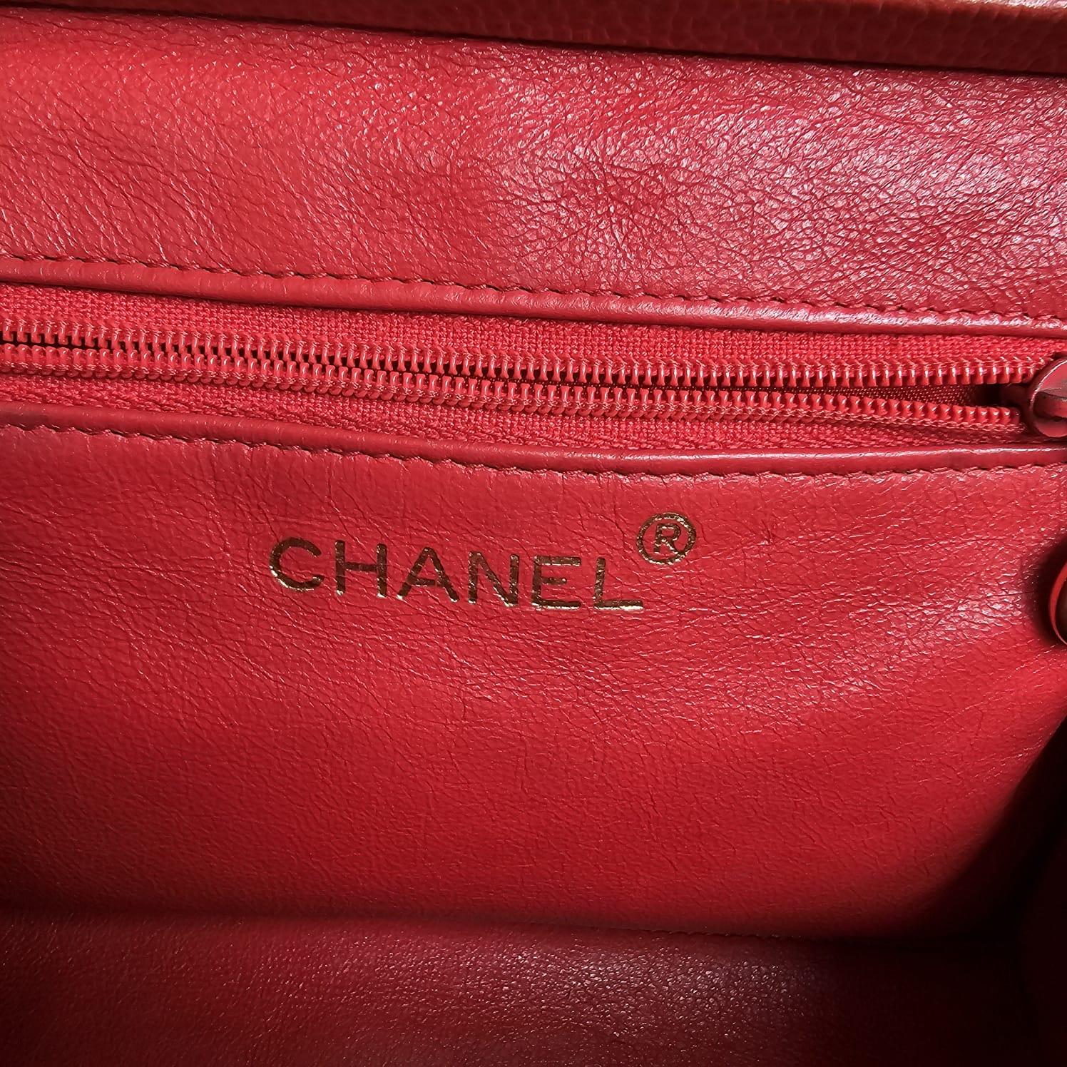Mini sac à main vintage Chanel rouge caviar matelassé des années 1990 en vente 6