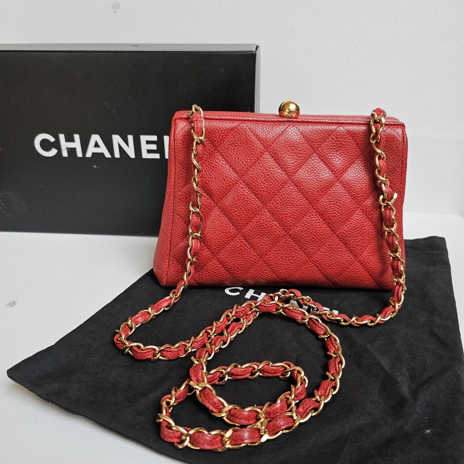 Vintage Chanel en cuir rouge caviar avec des accessoires dorés. Belle condition vintage. Très léger assombrissement sur la zone en contact avec le cuir de la quincaillerie. Série n°3. Livré avec son autocollant holo, sa carte et son sac à poussière. 