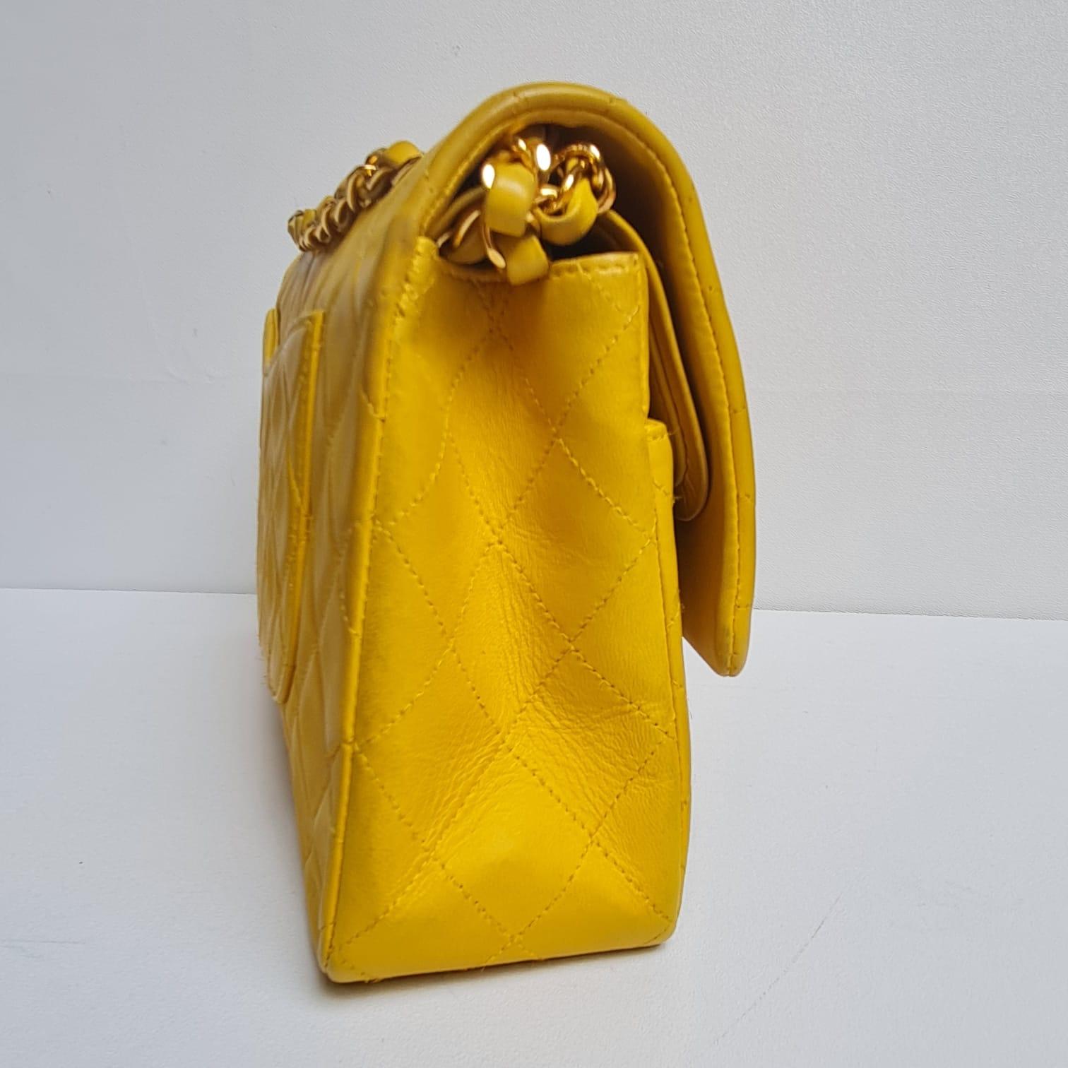 Vintage 1990er Chanel Gelbe gesteppte Vintage-Doppelklappentasche aus Lammfell im Angebot 6