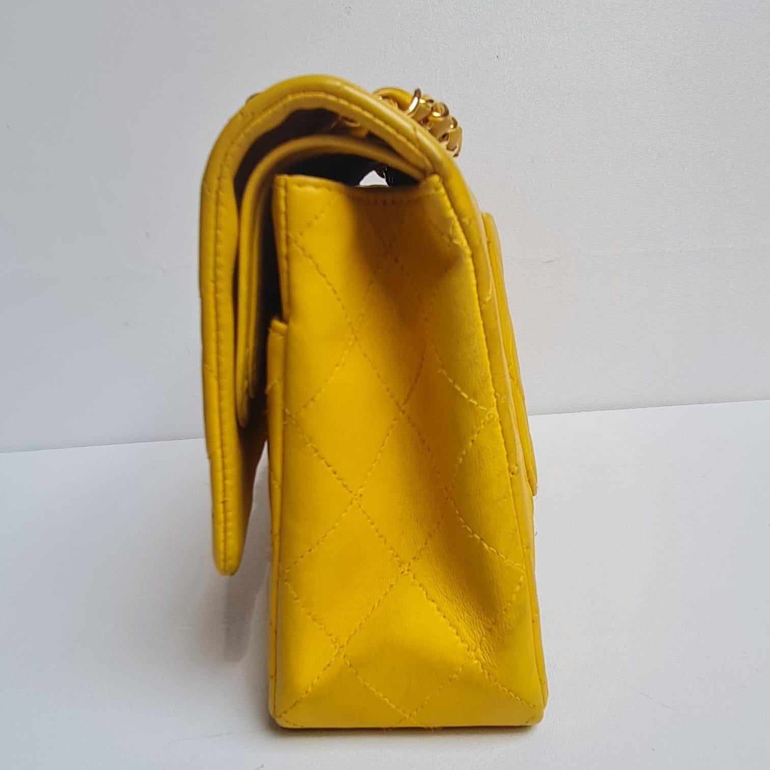 Vintage 1990er Chanel Gelbe gesteppte Vintage-Doppelklappentasche aus Lammfell im Angebot 7