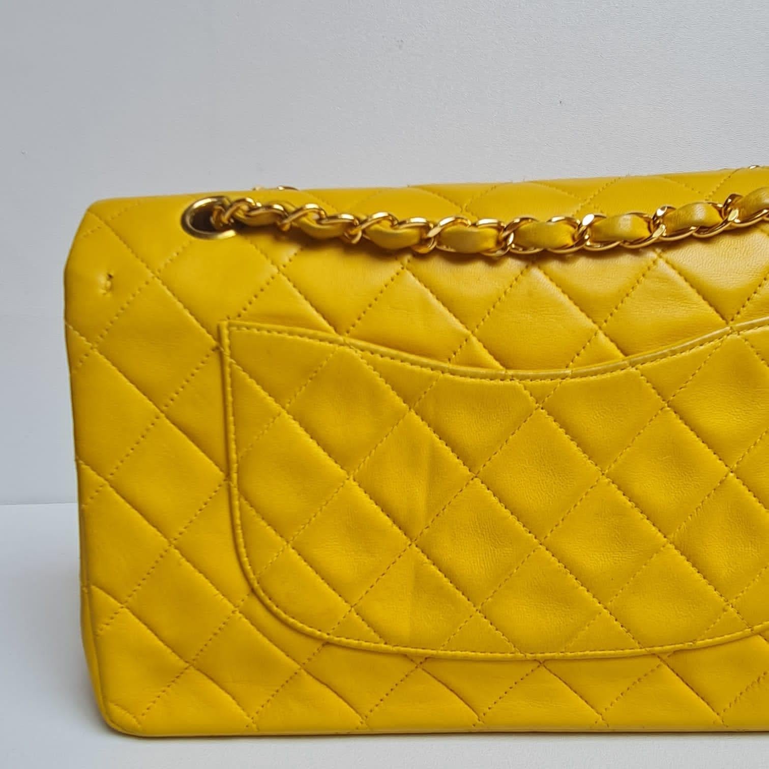 Vintage 1990er Chanel Gelbe gesteppte Vintage-Doppelklappentasche aus Lammfell im Angebot 8