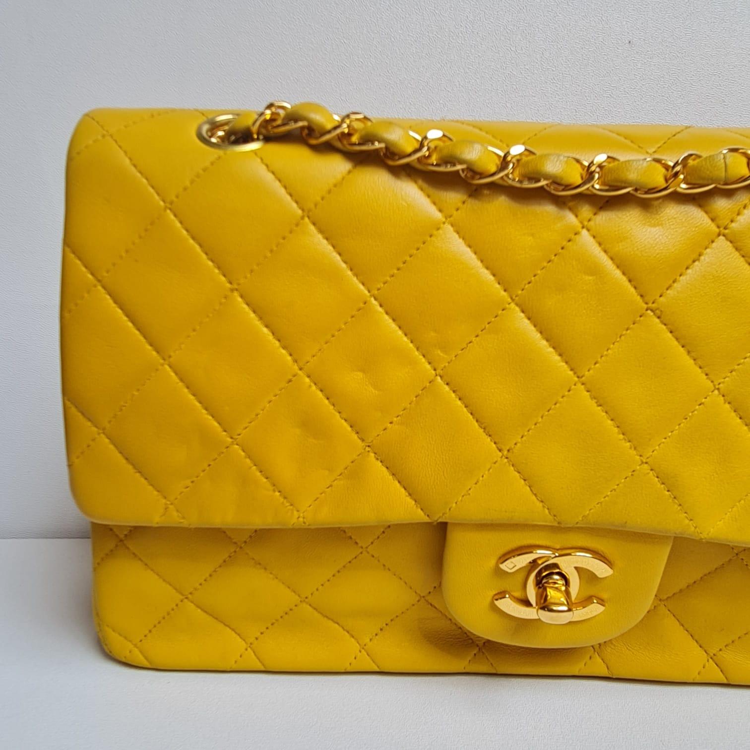 Vintage 1990er Chanel Gelbe gesteppte Vintage-Doppelklappentasche aus Lammfell im Angebot 10