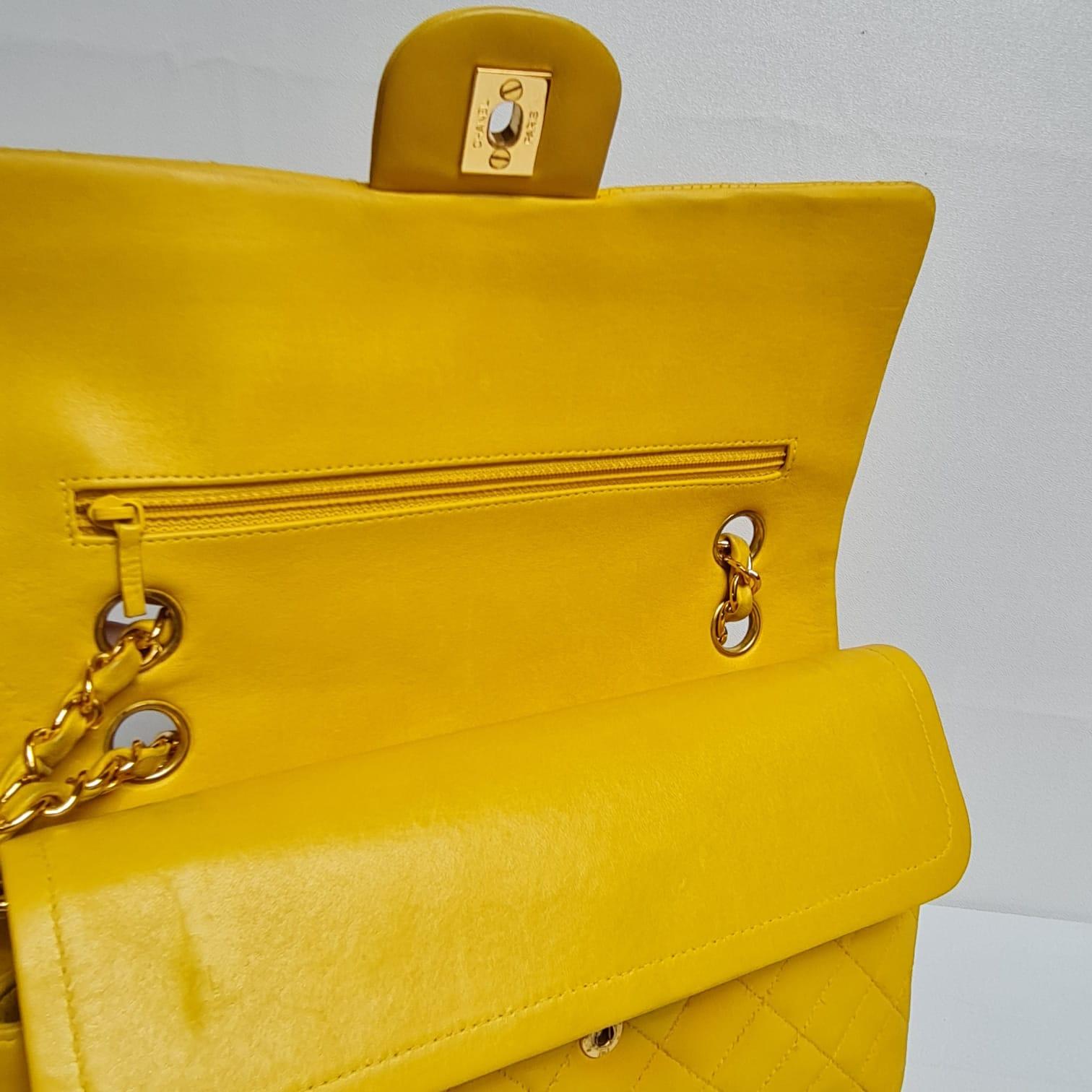 Vintage 1990er Chanel Gelbe gesteppte Vintage-Doppelklappentasche aus Lammfell im Angebot 11