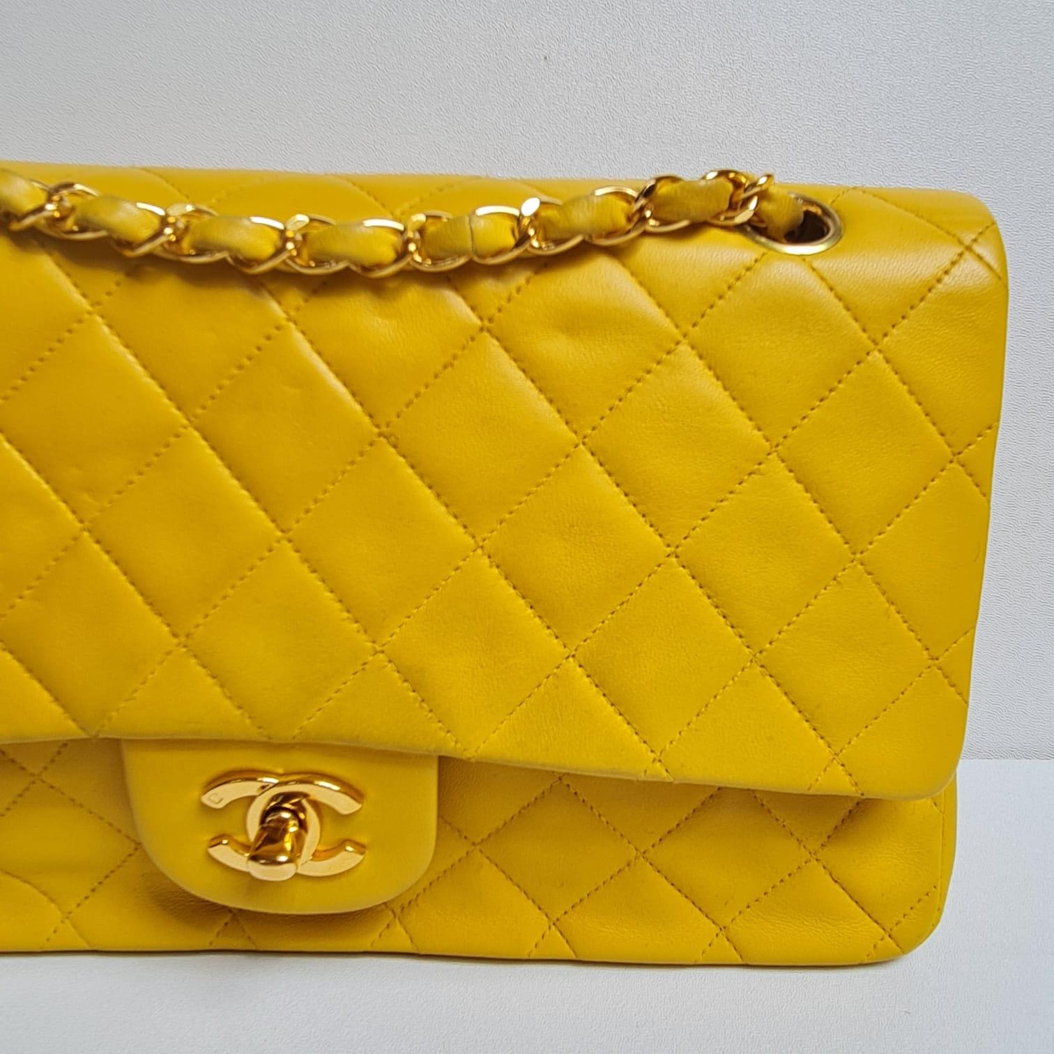 Vintage 1990er Chanel Gelbe gesteppte Vintage-Doppelklappentasche aus Lammfell im Angebot 13