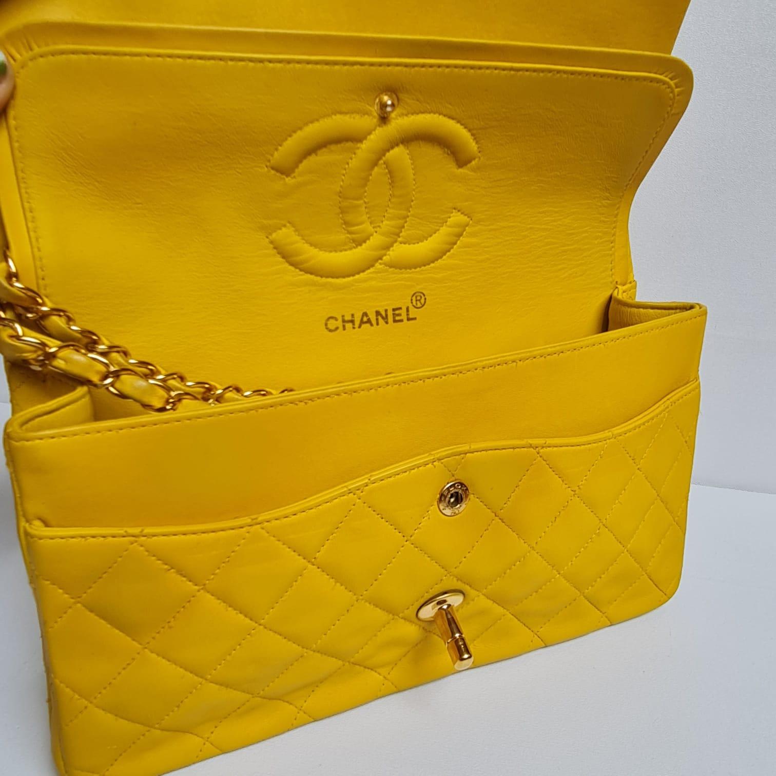 Vintage 1990er Chanel Gelbe gesteppte Vintage-Doppelklappentasche aus Lammfell im Angebot 14