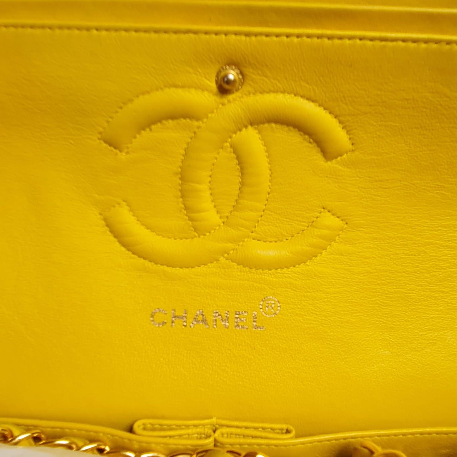 Vintage 1990er Chanel Gelbe gesteppte Vintage-Doppelklappentasche aus Lammfell im Angebot 15