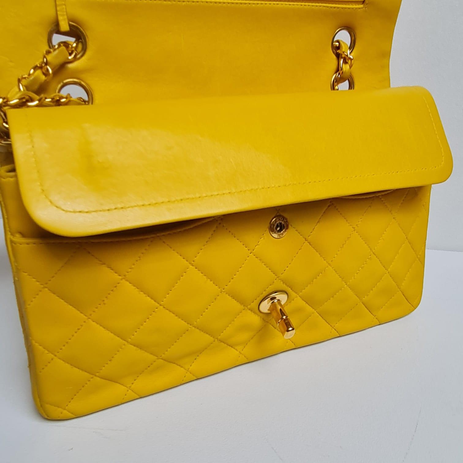 Vintage 1990er Chanel Gelbe gesteppte Vintage-Doppelklappentasche aus Lammfell im Angebot 16