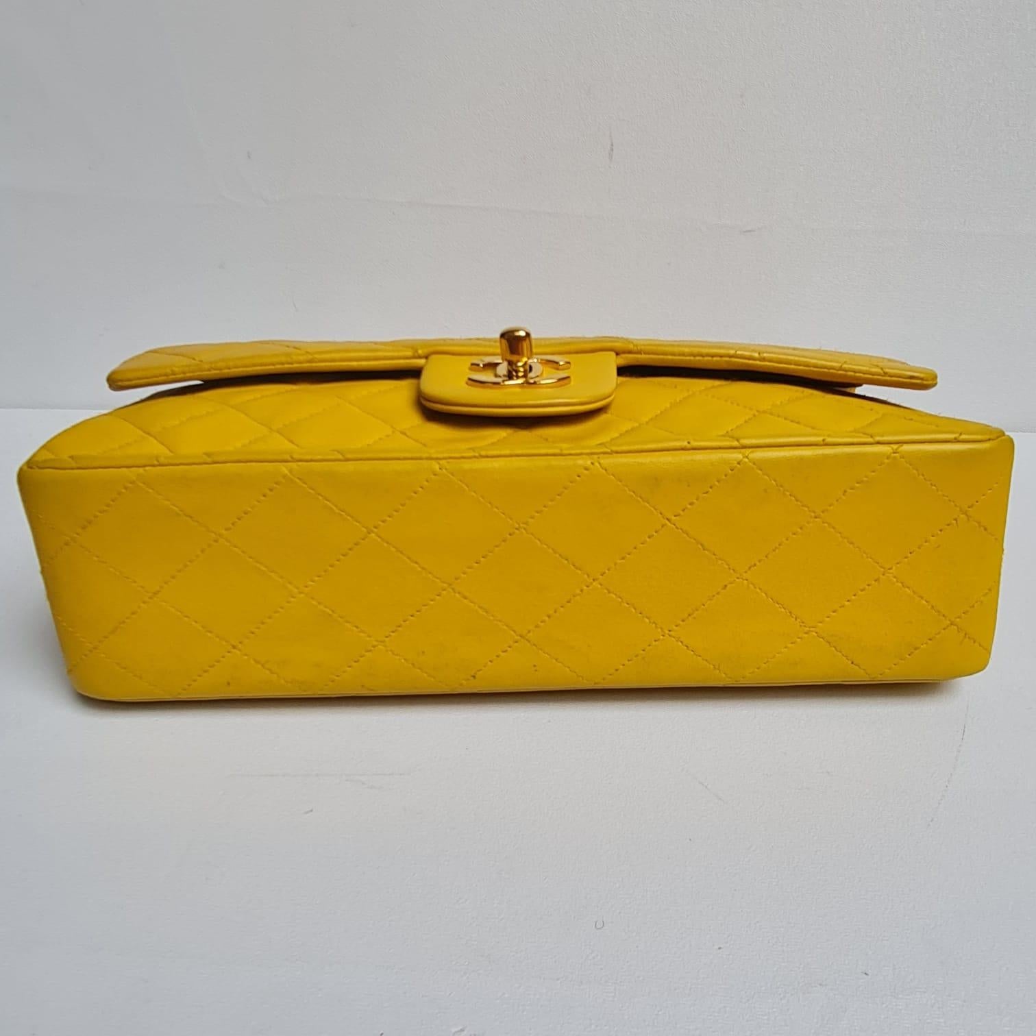 Vintage 1990er Chanel Gelbe gesteppte Vintage-Doppelklappentasche aus Lammfell im Angebot 1