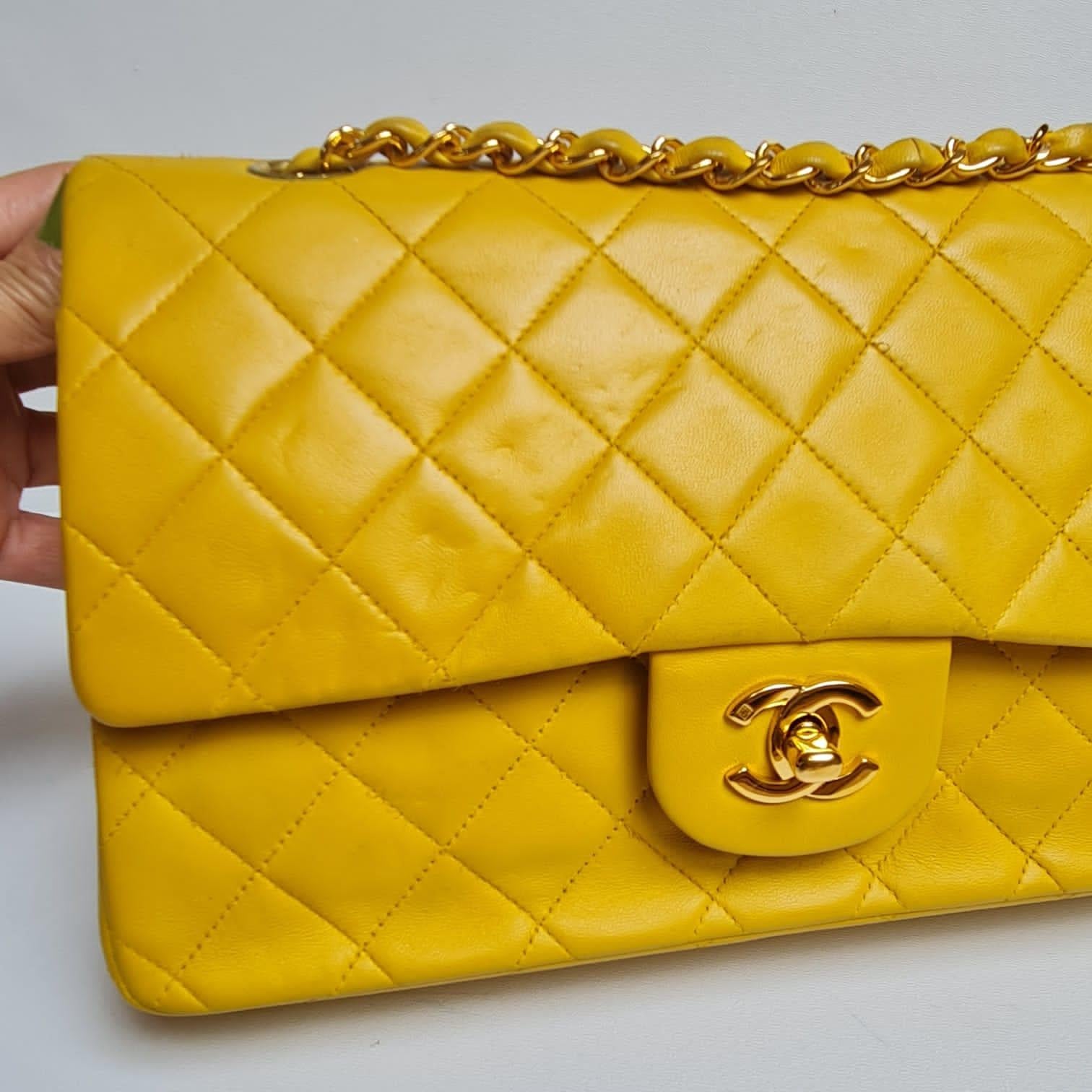 Vintage 1990er Chanel Gelbe gesteppte Vintage-Doppelklappentasche aus Lammfell im Angebot 2