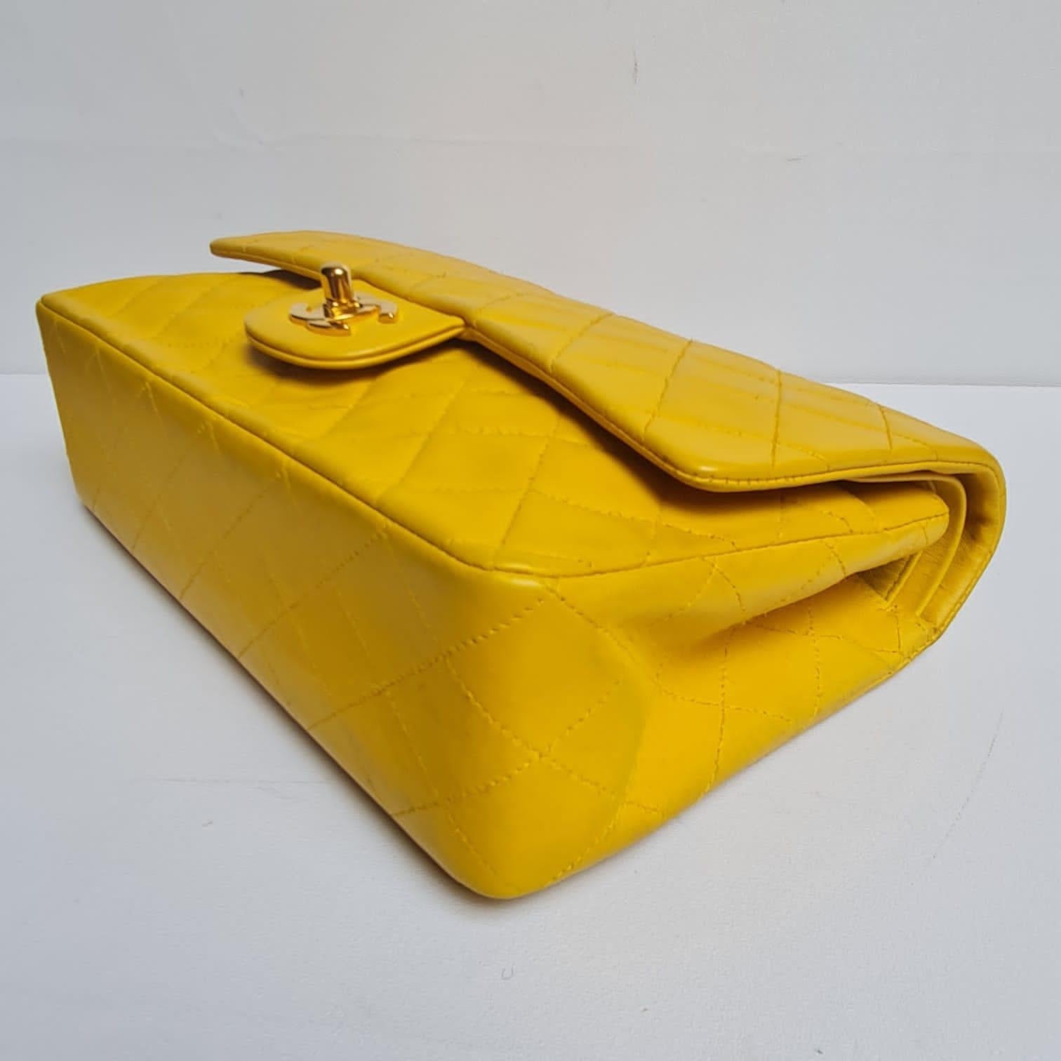 Vintage 1990er Chanel Gelbe gesteppte Vintage-Doppelklappentasche aus Lammfell im Angebot 3