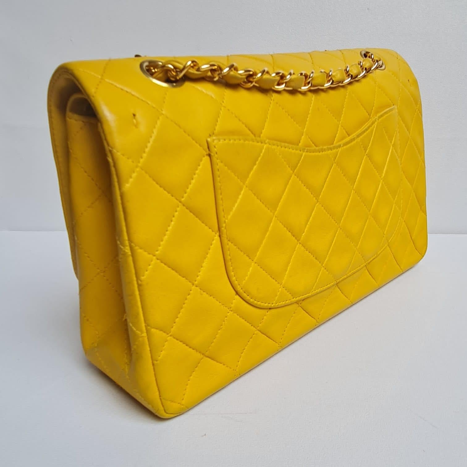 Vintage 1990er Chanel Gelbe gesteppte Vintage-Doppelklappentasche aus Lammfell im Angebot 4