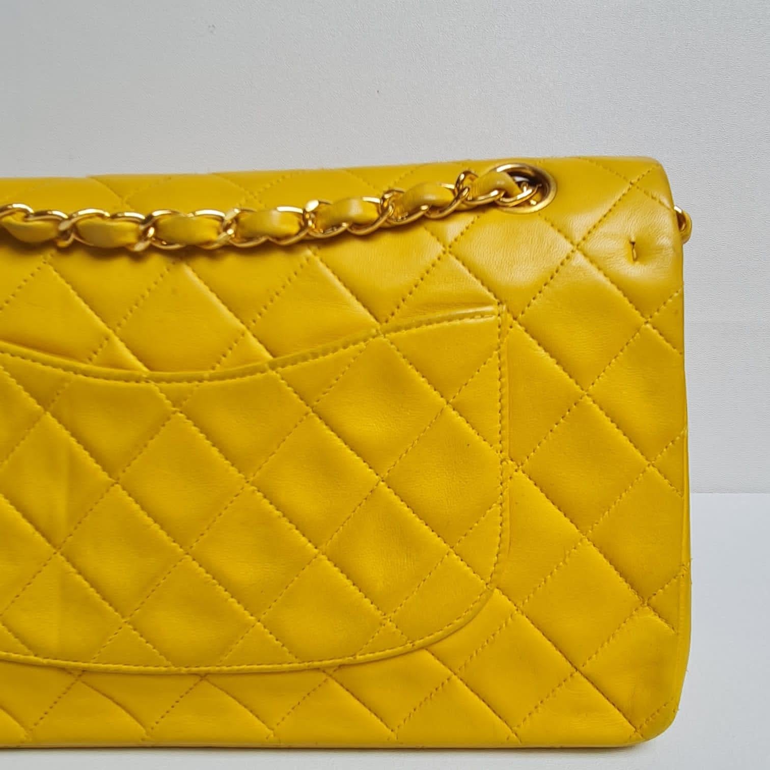 Vintage 1990er Chanel Gelbe gesteppte Vintage-Doppelklappentasche aus Lammfell im Angebot 5