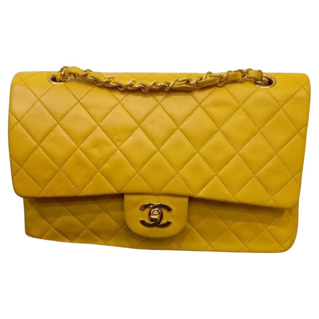 Vintage 1990er Chanel Gelbe gesteppte Vintage-Doppelklappentasche aus Lammfell im Angebot