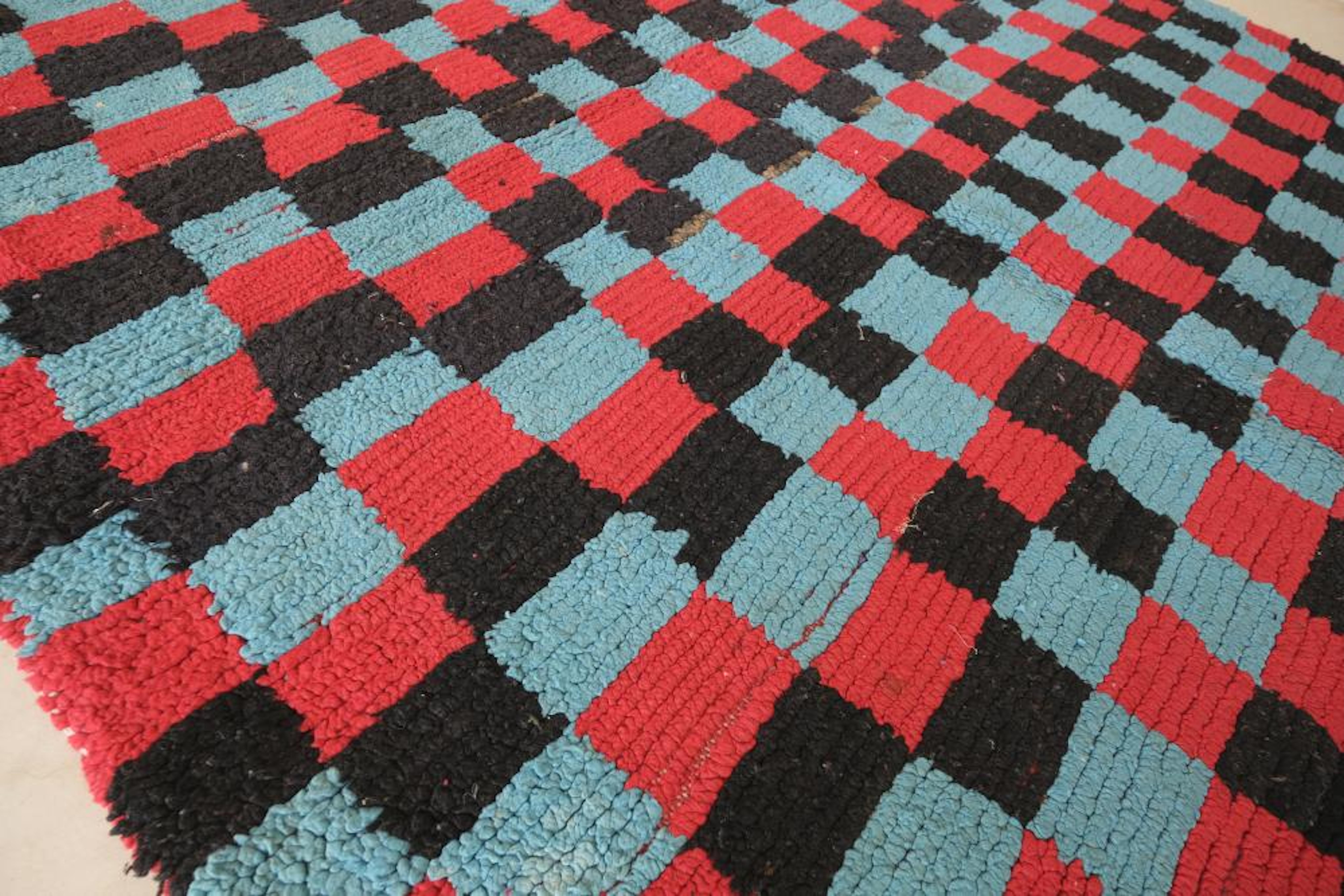 Alfombra Boujaad marroquí vintage de los 90 a cuadros Bohemio en venta