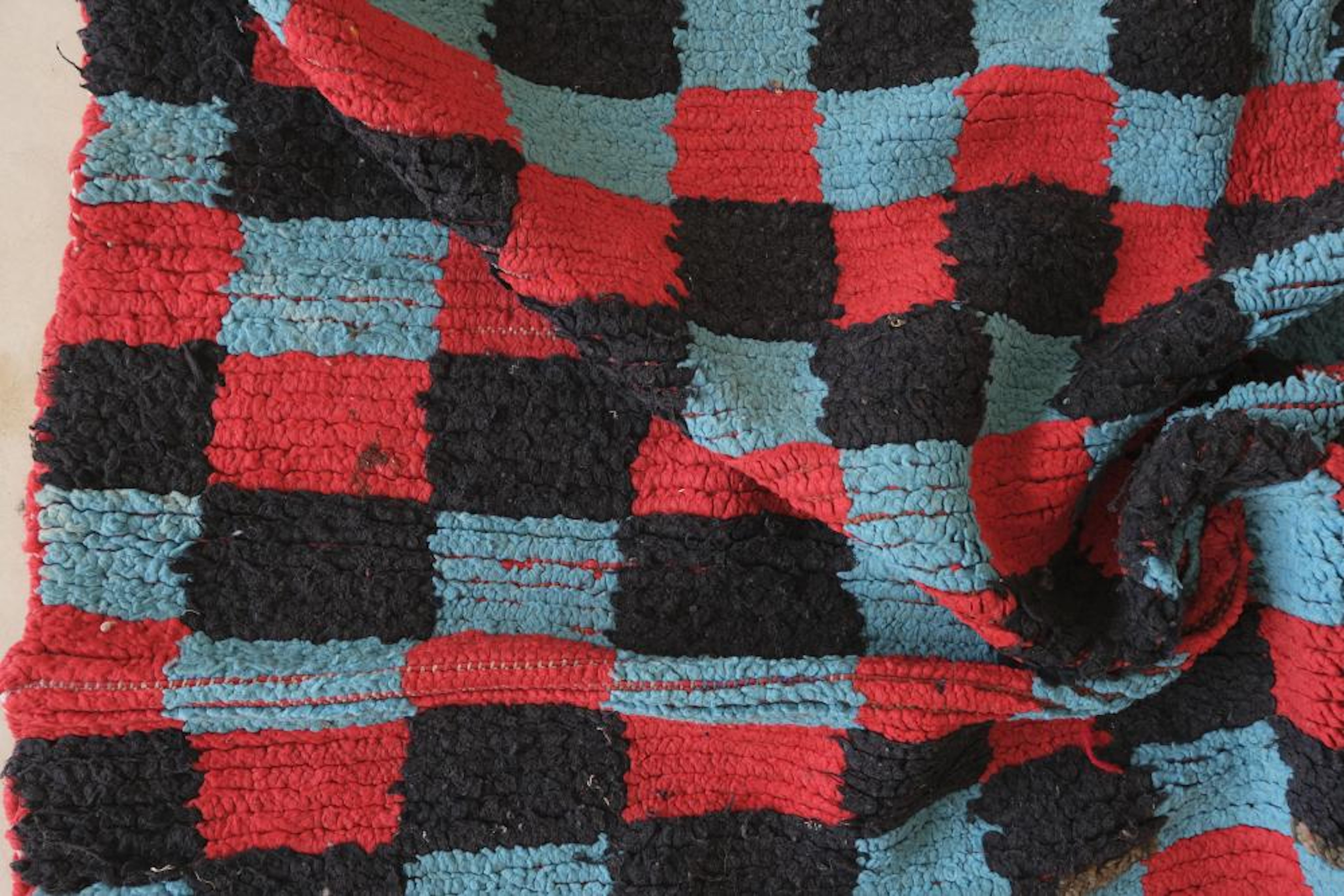 Alfombra Boujaad marroquí vintage de los 90 a cuadros Marroquí en venta