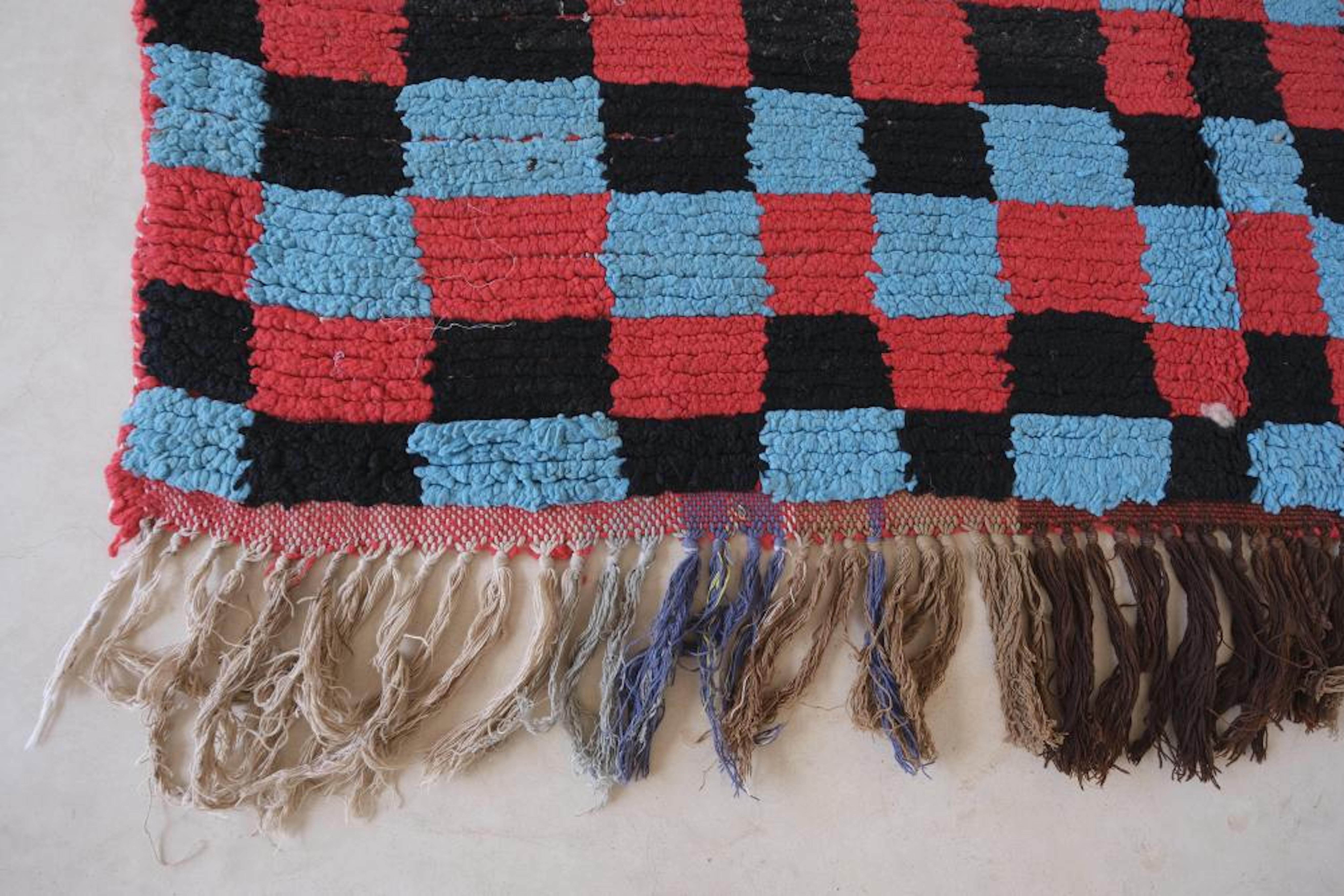 Alfombra Boujaad marroquí vintage de los 90 a cuadros finales del siglo XX en venta