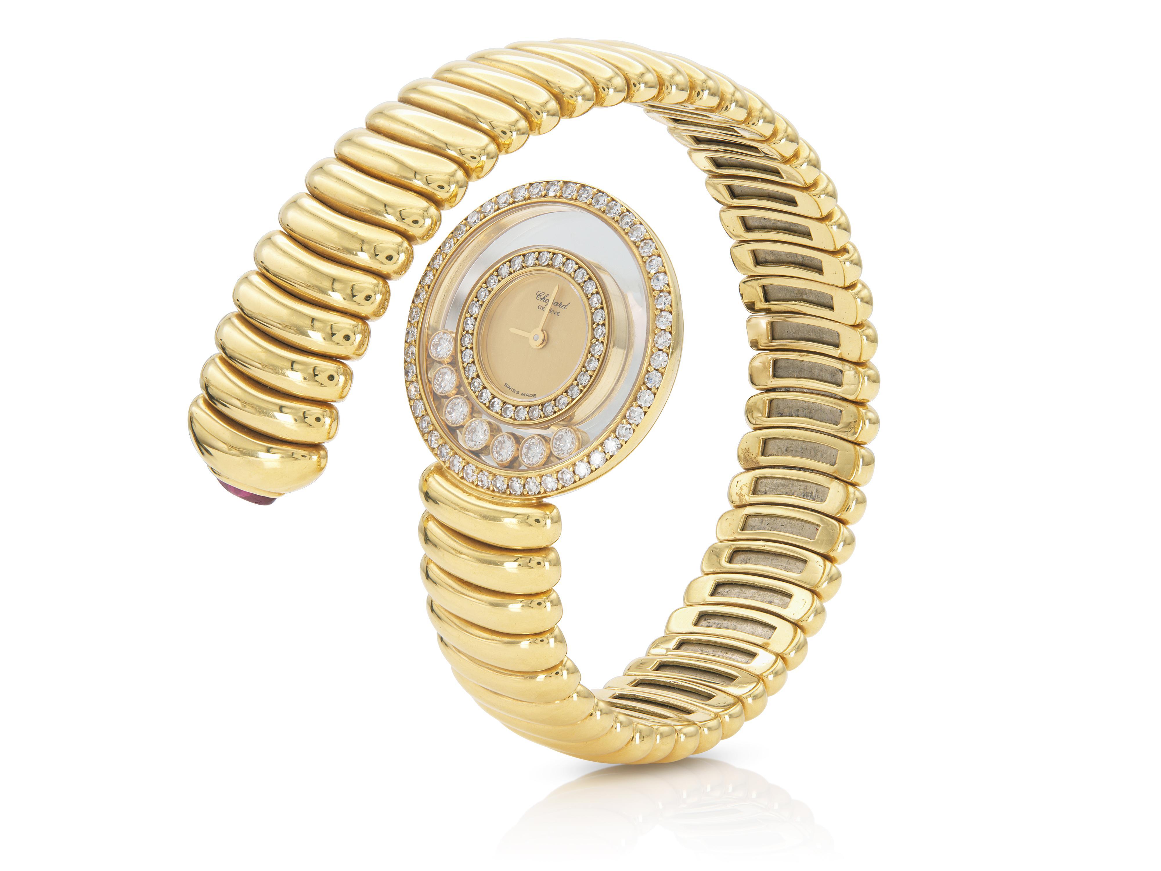 Finamente elaborada en oro amarillo de 18 quilates con diamantes redondos talla brillante que pesan aproximadamente un total de 1,35 quilates, y un rubí cabujón.
Firmado por Chopard, de su colección Happy Diamonds
Cara de 24 mm
Talla 6, flexible
